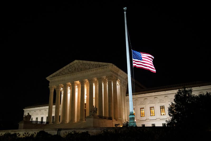 La bandera estadounidense ondea a media asta tras la muerte de la jueza de la Corte Suprema de los Estados Unidos Ruth Bader Ginsburg, fuera de la Corte Suprema de los Estados Unidos, en Washington, Estados Unidos.