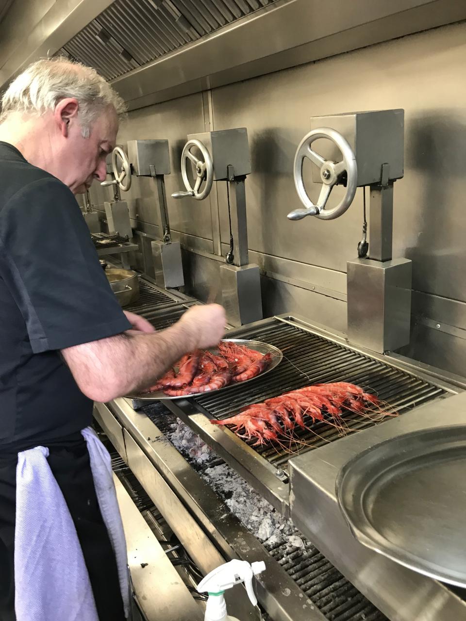 Arguinzoniz grilling the prawns.