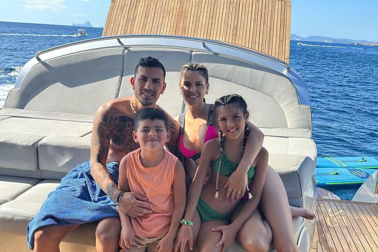 En familia: Leandro Paredes, Camila Galante y sus dos hijos Giovanni y Victoria
Foto: @ccamilagalantee