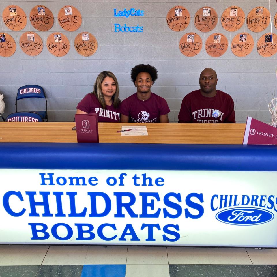 Lamont Nickleberry (center) signed his National Letter of Intent to play football for Trinity University on Thursday, February 2, 2023 at Childress High School.
