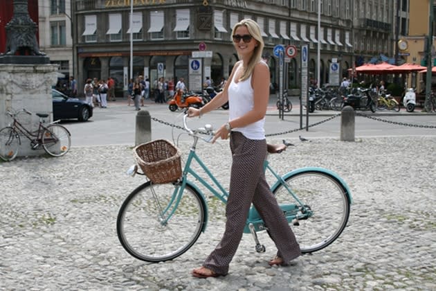 Ninas schönstes Accessoires ist ihr türkisblaues Retro-Bike (Bild: CCM)