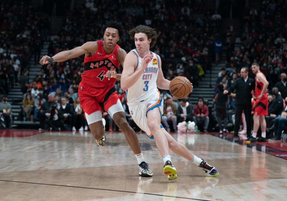 Josh Giddey dribbles past Scottie Barnes