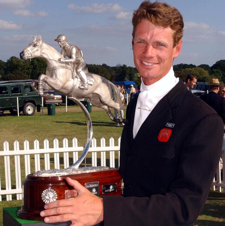 Ο William Fox-Pitt με το Burghley Masterfoods Trophy το 2002