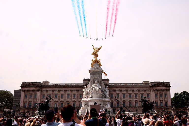 El público observa un vuelo de aviones de la Royal Air Force (RAF) de Gran Bretaña sobre el Palacio de Buckingham, como parte del Desfile del cumpleaños del Rey, Trooping the Colour