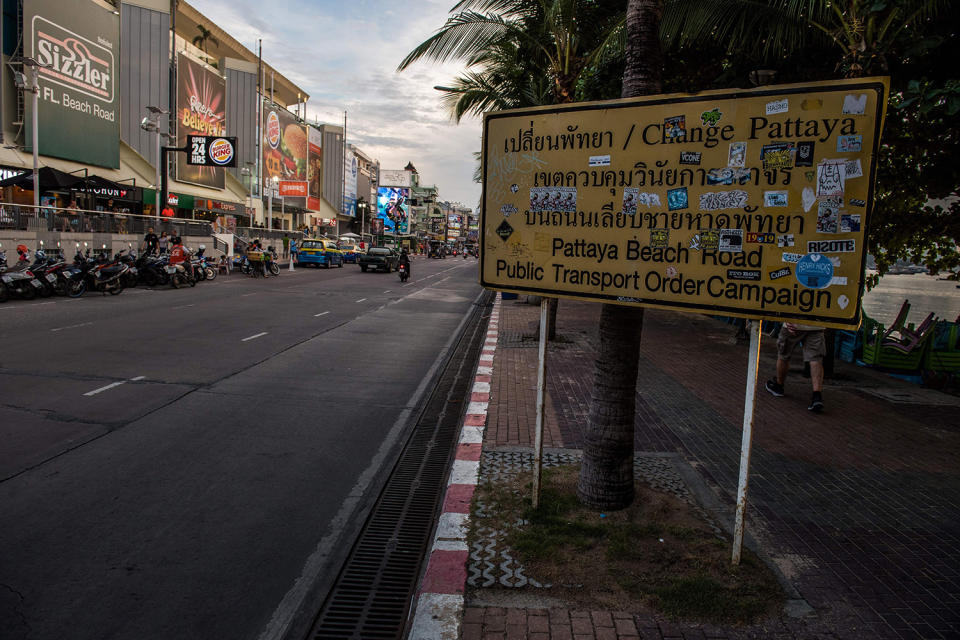 Sign along Beach Road