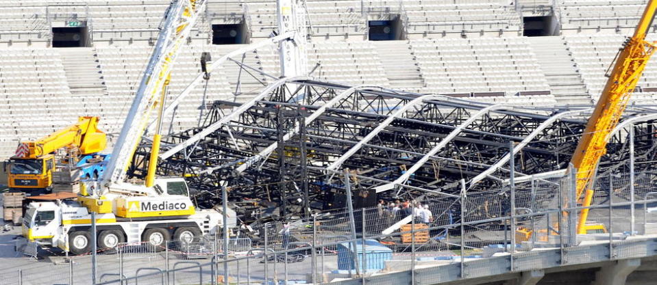 La scène prévue pour un concert de Madonna en 2009, au stade Vélodrome, s'était écroulée, provoquant la mort de deux personnes.
