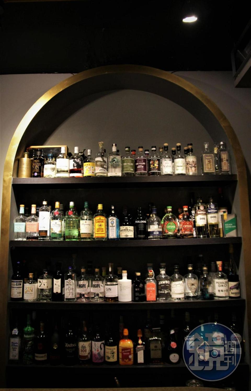 牆上的酒櫃排滿各式各類琴酒，舉棋不定就交給主理人安排吧。