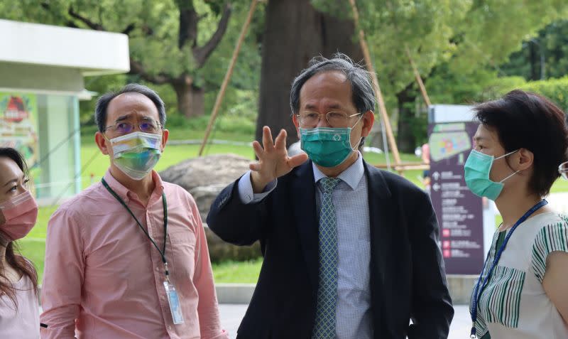 ▲台中榮總院長陳適安等人視察台中市科博館的兒童疫苗接種站。（圖／科博館提供，2022.05.31）