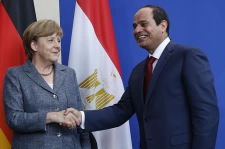 German Chancellor Angela Merkel and Egypt's President Abdel Fattah al-Sisi shake hands following a news conference at the Chancellery in Berlin, Germany June 3, 2015. REUTERS/Fabrizio Bensch