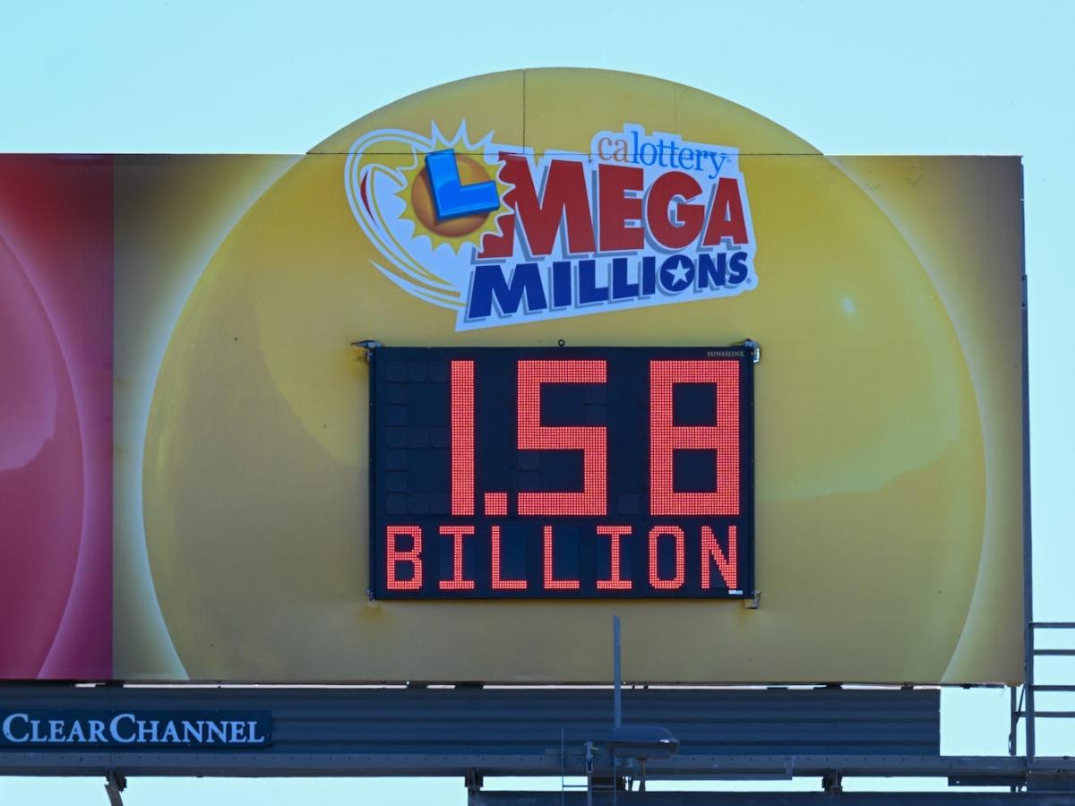 Победителят в джакпота Mega Millions от 1,58 милиарда долара може да получи по-малко от 500 милиона долара след данъци, ако вземе опцията за еднократна сума