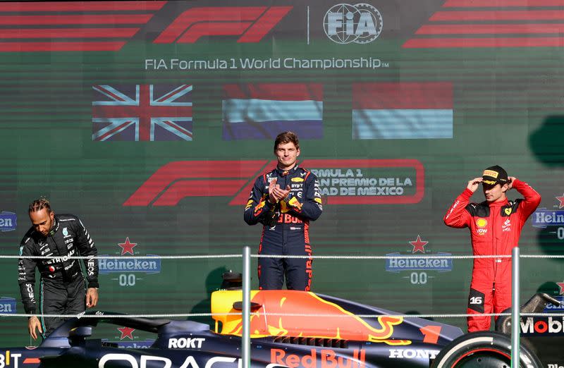 Max Verstappen en el podio del Gran Premio de la Ciudad de México junto a Lewis Hamilton y Charles Leclerc