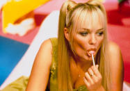 <p>A l’époque, Emma est Baby Spice, la plus jeune du groupe, celle qui arbore des couettes qu’on a toutes essayé de copier, sans l’aide des coiffeurs de la chanteuse.</p><br>