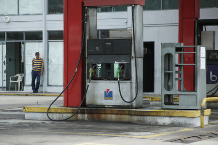 A worker stands at a closed gas station of the state oil company PDVSA in San Cristobal, Venezuela, May 17, 2019. REUTERS/Carlos Eduardo Ramirez