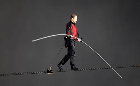 Tightrope walker Nik Wallenda walks the high wire from the U.S. side to the Canadian side over the Horseshoe Falls in Niagara Falls, Ontario, June 15, 2012. REUTERS/Mike Cassese