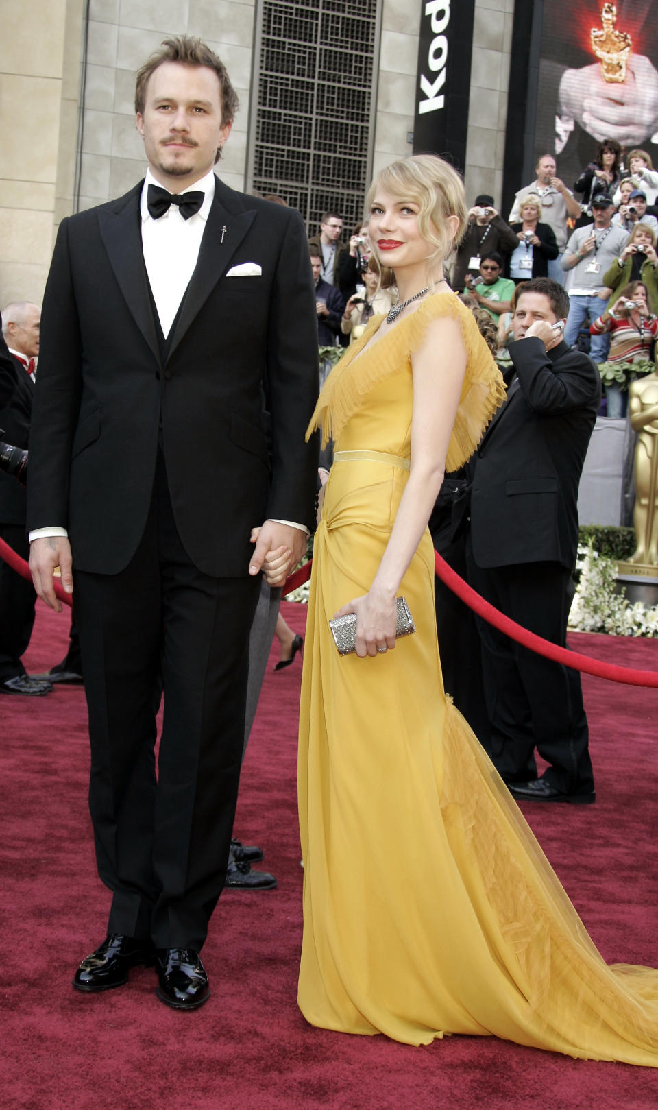 El actor australiano Heath Ledgery su esposa Michelle Williams, brillaron en la alfombra del Oscar en 2006. (AP)