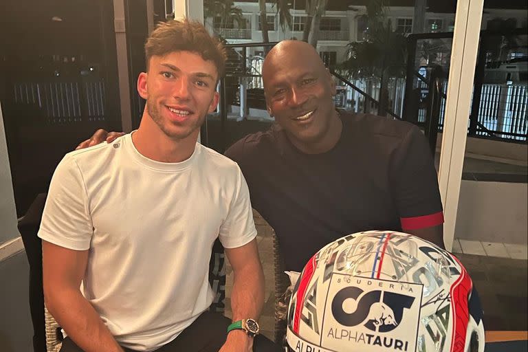 El piloto francés de la Fórmula 1 Pierre Gasly junto con Michael Jordan, a pocas horas del Gran Premio de Miami.