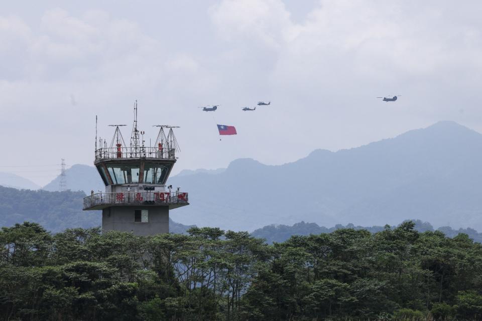 520就職典禮排練，國旗梯隊由陸軍與海軍反潛航空大隊702作戰隊組成，此為海軍首度加入國旗梯隊陣容，全隊以12架直升機編制，展示18X12公尺之國旗，CH-47SD契努克直升機國旗吊掛飛行。陳品佑攝