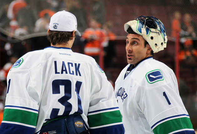 Vancouver Canucks coach's decision to bench Roberto Luongo for Heritage  Classic illogical and unpopular