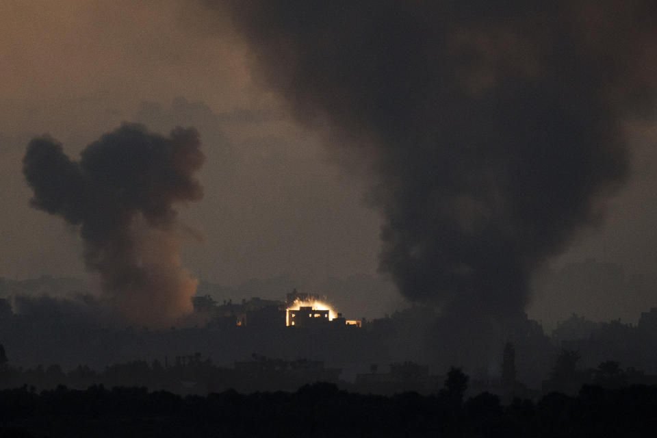 從以色列南部看到，砲擊產生的煙霧在加薩地帶上空升起。（美聯社）