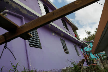 Residents affected by Hurricane Maria fill up water in the Trujillo Alto municipality outside San Juan, Puerto Rico, October 9, 2017. REUTERS/Shannon Stapleton