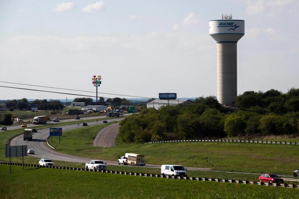 U.S. Route 287 winds through the city of Rhome in 2022. Madeleine Cook/mcook@star-telegram.com
