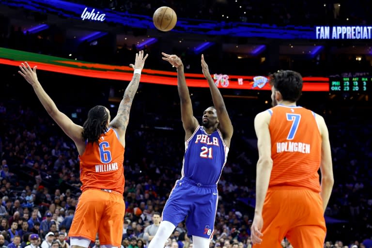 Joel Embiid (#21) de retour de blessure avec les Sixers lors d'un match de saison régulière de NBA face au Thunder d'Oklahoma City, le 2 avril 2024 à Philadelphie (Tim Nwachukwu)