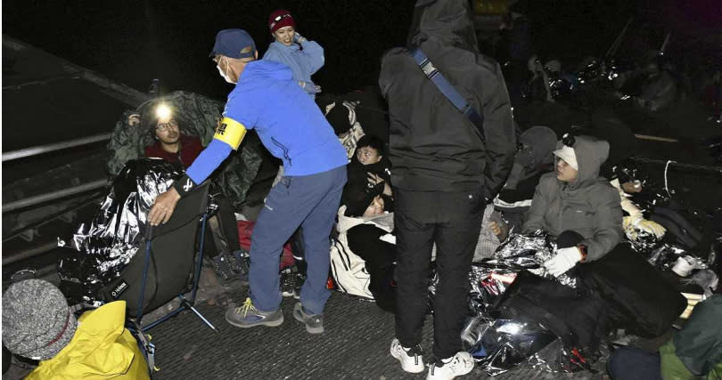 有民眾穿著睡袋就在富士山的登山道上睡覺。（圖／達志／美聯社）