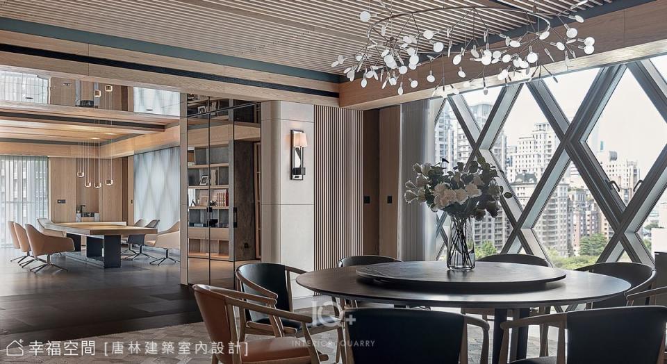 唐林建築室內設計營造唯美細膩的現代日式和風空間，除了透過材質搭配，更選用別緻的燈飾勾勒精緻度。