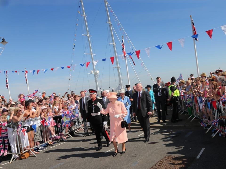 Queen Elizabeth II meets locals during her Diamond Jubilee visit to the Isle of Wight (Getty Images)