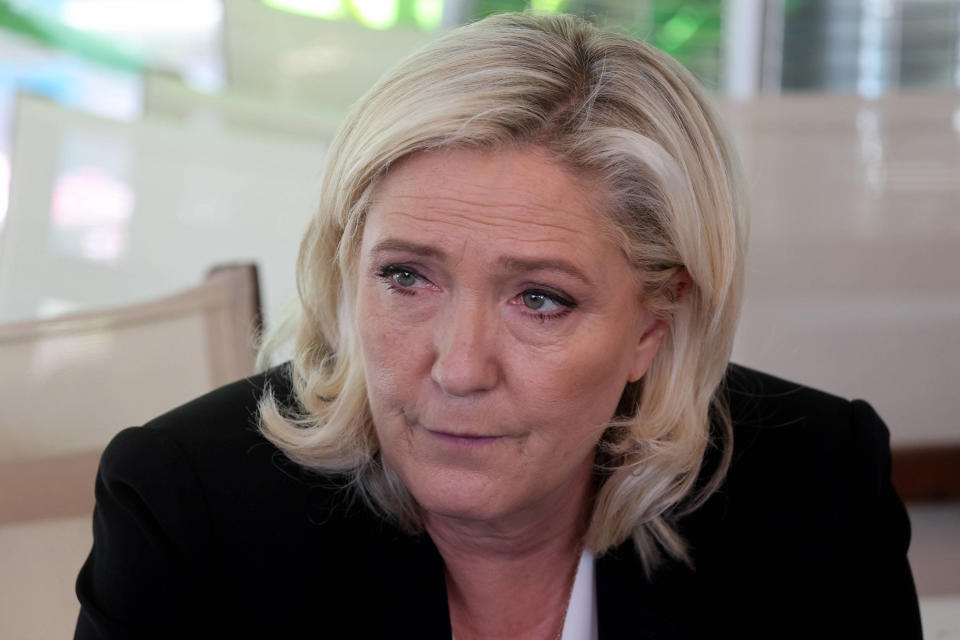 <p>Elle a été réélue dans la 11e circonscription du Pas-de-Calais avec le score confortable d’environ 65 % des suffrages. <a href="https://www.elle.fr/Personnalites/Marine-Le-Pen" rel="nofollow noopener" target="_blank" data-ylk="slk:Marine Le Pen" class="link ">Marine Le Pen</a> a annoncée qu’elle dirigerait le groupe du Rassemblement national à l’Assemblée – groupe qui revendique le score historique de 89 sièges.</p><br>