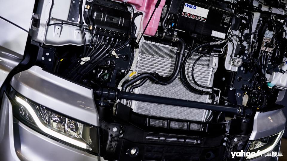 以Cursor 13直六柴油渦輪搭配ZF Hi-Tronix 12速自手排的高效動力單元。