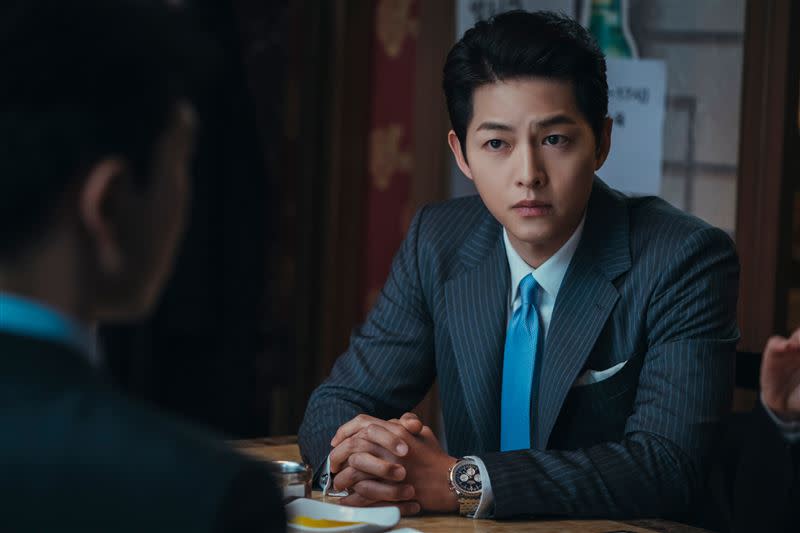 韓國男神宋仲基主演的《黑道律師文森佐》就是在疫情嚴峻時拍攝。（圖／Netflix提供）