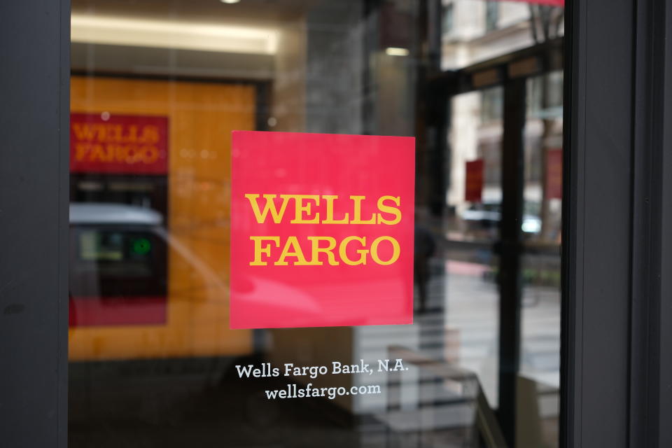 Logotipo de Wells Fargo en la ventana. Foto: Getty Images