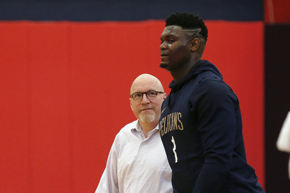 El pivot de los Pelicans de Nueva Orleans Zion Williamson camina con el vicepresidente de operaciones del equipo David Griffin después de que anunciaron el 15 de enero del 2020 que debutará el 22 de enero cuando reciban a los Spurs.. (AP Photo/Gerald Herbert)