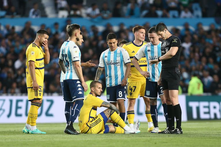 Benedetto sintió una molestia en el aductor y pidió el cambio a los cuatro minutos