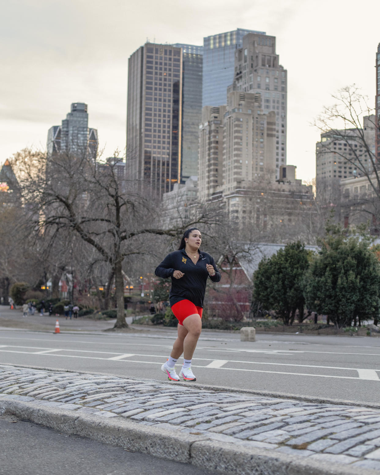 Yvonne Zapata, que entrena en Central Park, es una embajadora de una campaña de productores de leche llamada 26, 2 que busca ofrecer apoyo a todas las mujeres que corran un maratón en Estados Unidos este año, en Nueva York, el 21 de marzo de 2023. (Maridelis Morales Rosado/The New York Times)