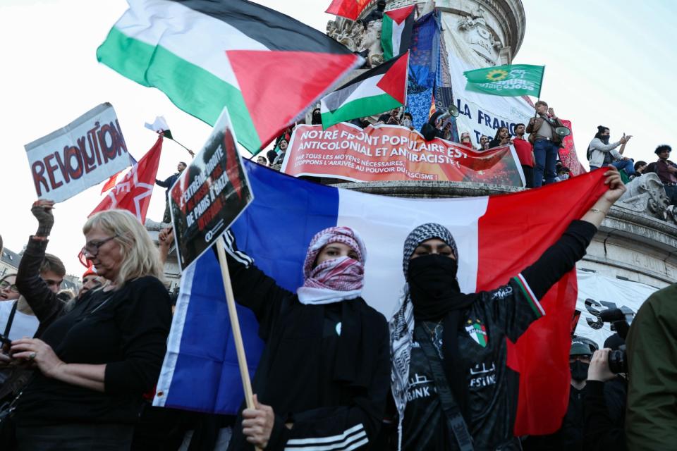<span>Des manifestants brandissent des drapeaux palestiniens, place de la République à Paris, après la publication des résultats du second tour des élections législatives, le 7 juillet 2024. </span><div><span>Alain JOCARD</span><span>AFP</span></div>