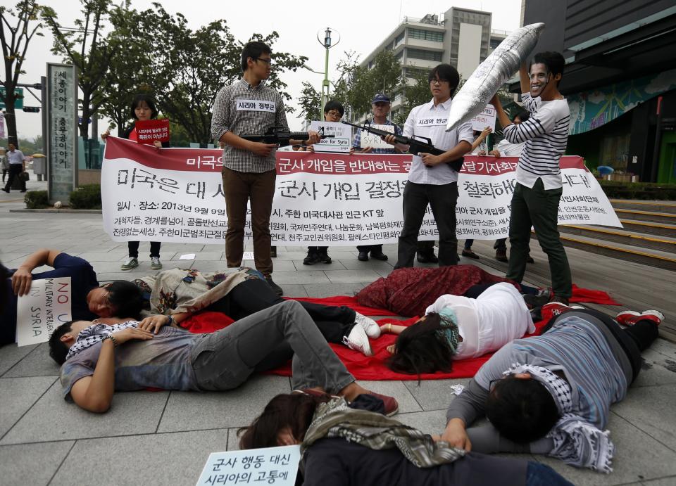 Anti-war activists perform during a rally opposing the U.S. military intervention against Syria near the U.S. embassy in Seoul September 9, 2013. REUTERS/Kim Hong-Ji (SOUTH KOREA - Tags: CIVIL UNREST POLITICS)