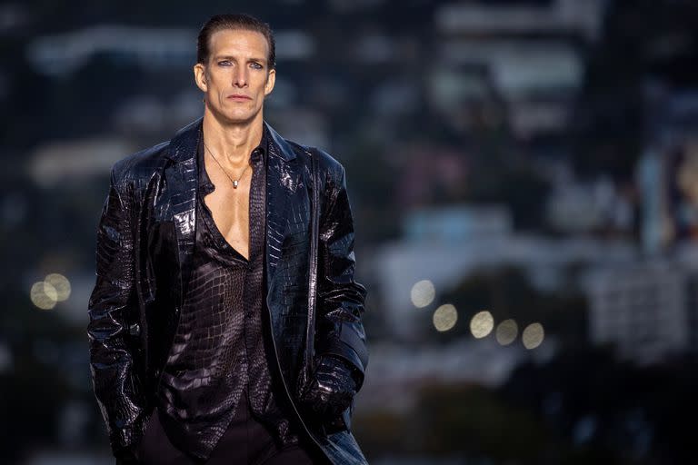 Iván de Pineda desfiló para Versace y causó furor