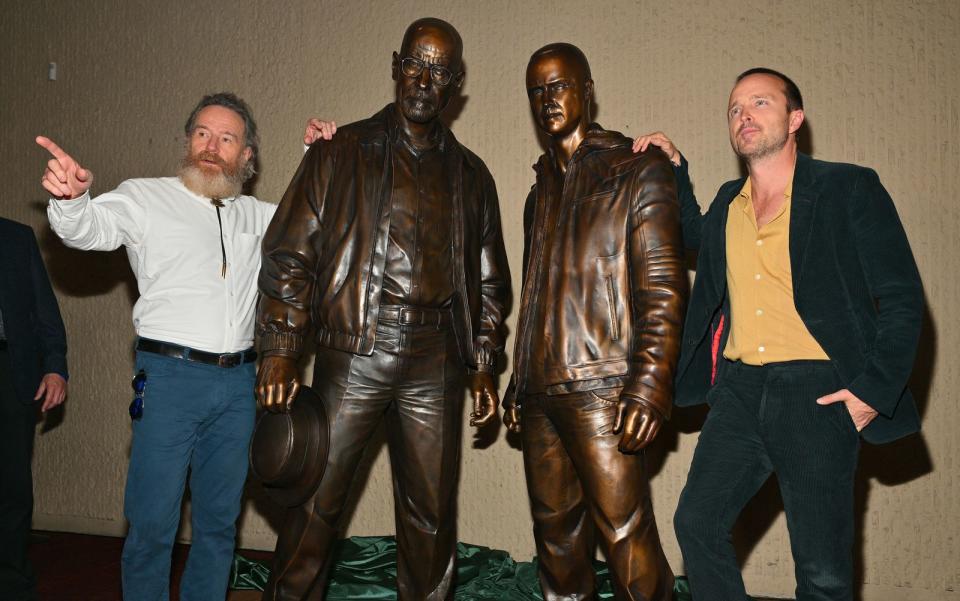 Verharmlosen die Statuen von Aaron Paul (rechts) und Bryan Cranston aus der Serie 