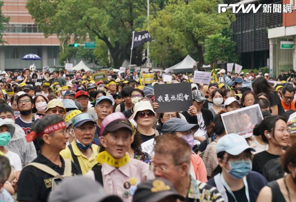 不少民間團體今日舉辦「我藐視國會」全台串聯活動，不僅是台北立院外人滿為患，有7縣市也將進行抗議示威。（圖／記者盧逸峰 攝）