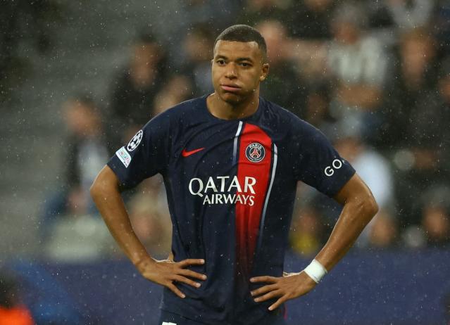 PSG gives Kylian Mbappé 2 weeks to decide on his future: 'We want him to  stay, but he can't leave for free' - Yahoo Sports