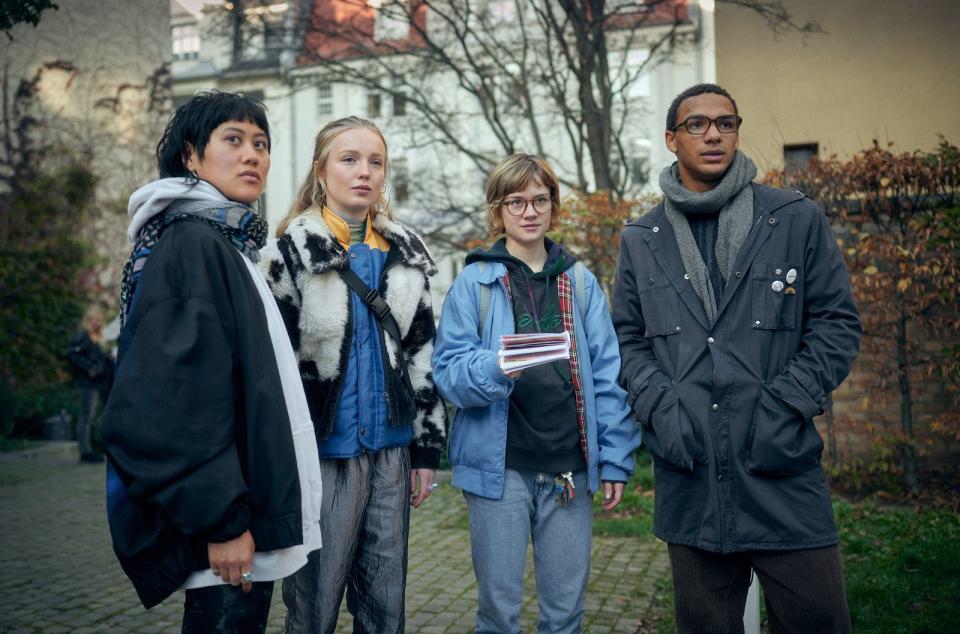 Pattie (Han Nguyen), Vanessa (Mina-Giselle Rüffer), Luise (Lea Drinda) und Felix (Chieloka Jairus) kämpfen mit "Red Flag Halle" gegen Umweltverschmutzung. (Bild: OneGate Media GmbH / MDR / VIAFILM / Felix Abraham)