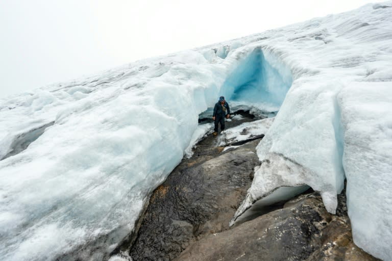 Un guide marche dans une crevasse du glacier Ritacuba Blanco à El Cocuy, en Colombie, le 19 avril 2024 (Luis ACOSTA)