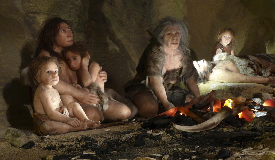 Una exhibición muestra la vida de una familia neandertal en una cueva en el nuevo Museo Neandertal en la ciudad del norte de Krapina el 25 de febrero de 2010. El museo de alta tecnología y multimedia, con exposiciones que representan la evolución desde el 'Big Bang' hasta el día de hoy, abre el 27 de febrero. REUTERS/Nikola Solic 