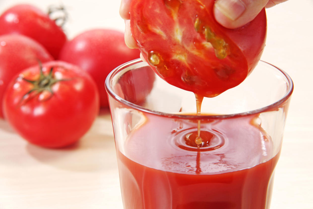 Frischer Tomatensaft ist nützlich im Haushalt. (Bild: Getty Images)