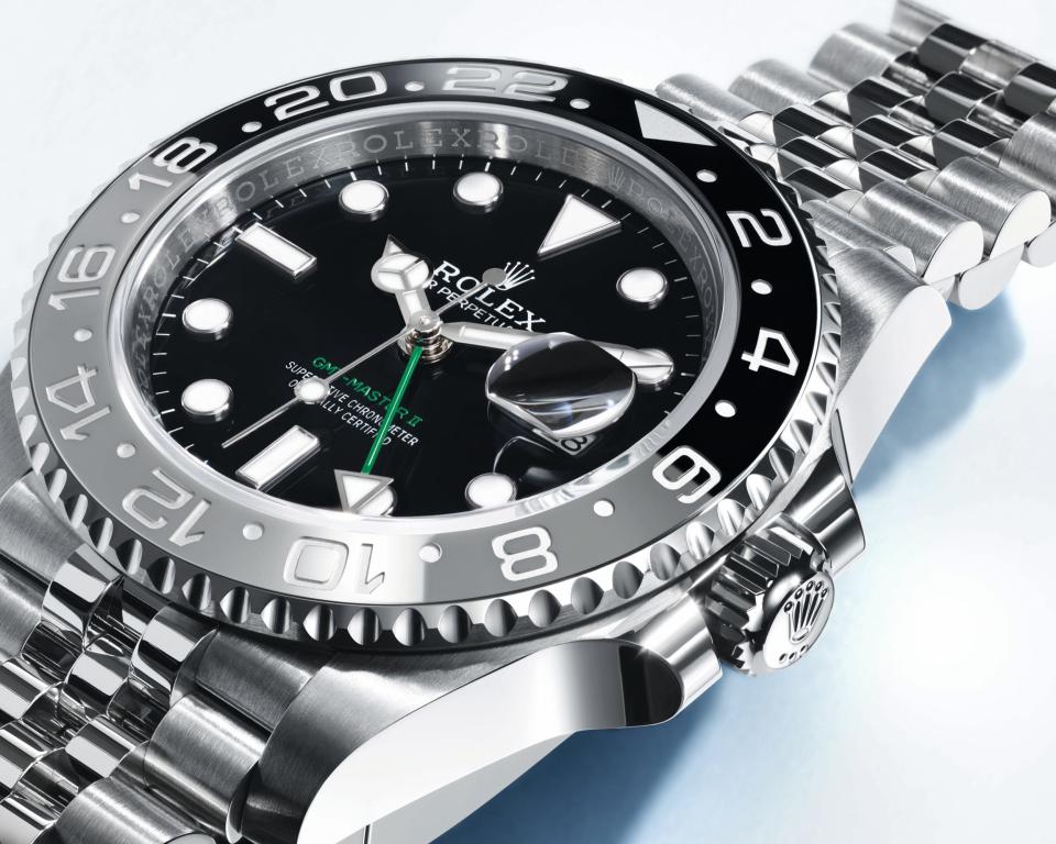 Diese neue GMT-Master II aus Oystersteel wird auf der Rolex-Website für 10.900 US-Dollar (fast 10.200 Euro) angeboten. - Copyright: Rolex