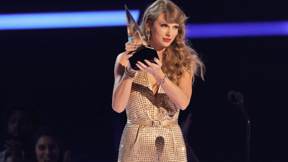 Taylor Swift accepting an award at the American Music Awards for 