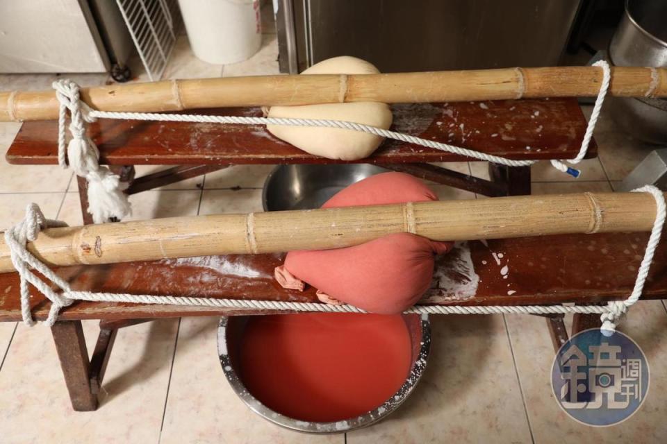 義巧冰城堅持以傳統方式磨米、板凳壓粿漿來製作湯圓。