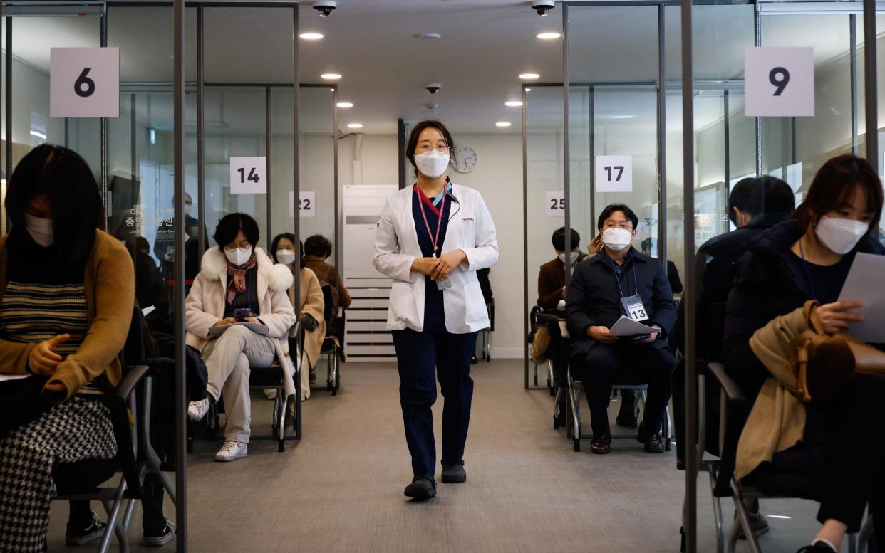 A nurse takes part in the Covid-19 coronavirus vaccination mock drill at a vaccination center in Seoul - KIM HONG-JI /AFP